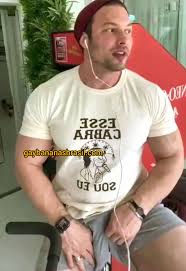 FAMOSOS | Youtuber e fisiculturista, Paulo Muzy, exibindo volume em live. -  Gay Bananas Brasil