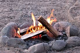 To build your fire, you will want to arrange your starter materials, such as newspapers, wood shavings, pine straw, or dryer lint. How To Build A Campfire All By Yourself Ejournalz
