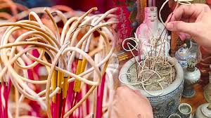 Tỉa chân nhang trước hay sau khi cúng ...