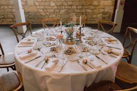Les tables rondes sont les plus classiques. Decoration De Table Ronde De Mariage Et Reception Champetre Chic
