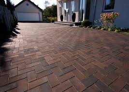 Moderne Architektur Mit Pflasterklinkern Die Kombination Von Kerawil Pflasterklinker In Dunkelbraun Blau Bunt Mit Natursteinelementen Un Home Patio Home Decor