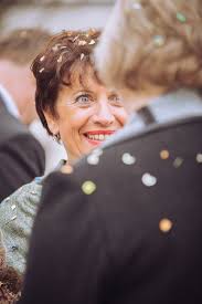 Der gümpel was der breutigam, der adler auf die hochzeit kam, der fashan, der fashan, die zwen die waren vornen dran. Petit Piaf Ein Vogel Wollte Hochzeit Halten Weddchecker