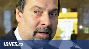 John se dočká nové funkce ve Sněmovně a s ní i výrazně vyššího platu