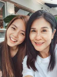 Her birthday, what she did before fame, her family life, fun trivia facts, popularity rankings, and more. Chantalle Ng é»„æš„å©· Mum Is Finally Home After A Month Away I M So Happy Facebook