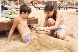 Подросток Дети Брат И Сестра Играют С Песком На Тропический Пляж Крупным  Планом Фото Фотография, картинки, изображения и сток-фотография без роялти.  Image 66716687