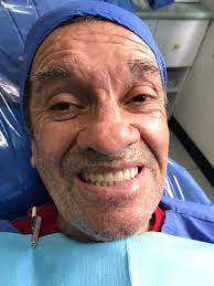 Calle Salud. Don Oldemar, Campamento Plan Protección. Muy agradecidos con  Odontologia Villafranca y Erick Chacon por regalar una sonrisa a Don  Oldemar, gracias eternas por donar Gotas de Vida. #somoschepesebaña  #callesalud