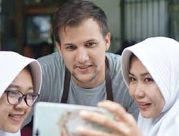 5 Potret Keren Stuart Collin, yang Jadi “Penjual Gorengan” Ke