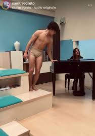 Samuele Segreto di Amici balla in mutande: tutte le immagini - BitchyX