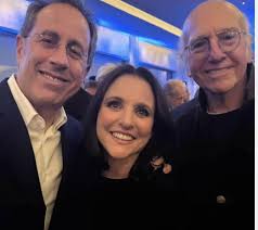 I thought this guy in the grocery store looks like Larry😂