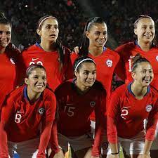Sigue junto a nosotros todas las alternativas del campeonato nacional primera divisi�n disfruta de las alternativas del f�tbol joven, el f�tbol femenino y el futsal, y ponte la 'roja' de nuestra selecci�n chilena en el portal m�s completo del f�tbol nacional. Escudo Al Pecho Y Numero En La Espalda La Roja Femenina Tiene Oficialmente Sus Dorsales Para Francia 2019 Redgol