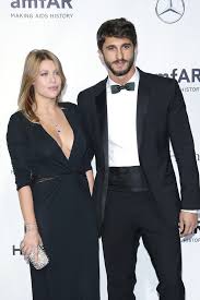 Federica fumagalli, 31 anni, un anno in meno del marito luigi berlusconi, è nata a sironi, in provincia di lecco, da una famiglia di imprenditori nel campo manifatturiero. Barbara Berlusconi Incinta Mamma Per La Quarta Volta Corriere It