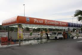 Pelajar sedang melakukan latihan mengilap (polishing) pada bonet kereta dengan mempraktikan yang telah dipelajari. Home Shine Shine Club