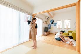 漆喰と無垢の木で建てたプロヴァンスの家 部屋干し 和室 リビング 部屋干し