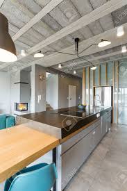 Geraumiges Apartment Im Industriestil Mit Offener Kuche Lizenzfreie Fotos Bilder Und Stock Fotografie Image 58987554