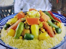 Déposer la viande dans une marmite, ajouter le sel, le poivre, le gingembre, le curcuma, les deux tomates râpées, un bouquet d'herbes, l'huile, l'oignon et l'eau. Art Culinaire Couscous Marocain Aux 7 Legumes Le7tv Ma