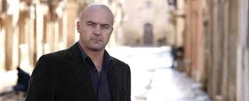 Po střední škole vstoupil do národní akademie dramatických umění silvia d'amica, kde promoval v roce 1984. Il Re Luca Zingaretti Wird Zum Brutalen Gefangnis Direktor Neue Sky Italia Miniserie Mit Commissario Montalbano Darsteller Tv Wunschliste