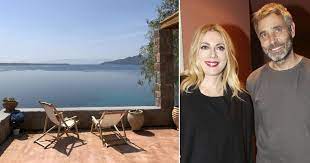 Παρόλα αυτά, η γνωστή ηθοποιός φροντίζει να διατηρεί επαφή με τους φίλους που έχει. Ayto Einai To Entypwsiako Katafygio A8eridh Karydh Sthn Aigina People Amp Style Eidhseis