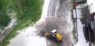 Malgré son altitude record, le col de l'iseran a été rarement emprunté par le tour de france, 8 fois « seulement » (dont une fois annulée pour cause de neige en juillet 1996). Tour De France Stage 19 Stopped At Top Of Col De L Iseran Due To Freak Hailstorm And Landslide Cycling Weekly