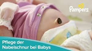 In den meisten fällen liegt die nabelschnur ganz locker darum und. Pflege Der Nabelschnur Bei Babys Und Neugeborenen Pampers Youtube