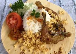 Ayam kremes adalah ayam goreng yang disajikan dengan kremes yang terbuat dari tepung dan kaldu sisa rebusan ayam. Cara Membuat Ayam Kremes Enak Sederhana