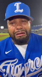 Joven se dibuja el rostro de la fruta y gracie bon en su cabeza ! Quedó muy  bien