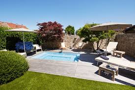 Heiwog wohnungsbau gmbh (1 km), rustica massivhaus gmbh (1 km). Holzterrassen Und Wasser Im Grunen Wohnzimmer Galabau Parxis