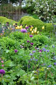 Englische Garten Allium Vor Tulpen Und Buchsbaumwellen Garten Der Kunstlerin Vanessa Bell Charleston Farmhouse Firle Englischer Garten Garten Gartenkunst