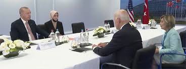 Cumhurbaşkanı tayyip erdoğan'ın, türkiye'nin kuala lumpur büyükelçisi merve kavakçı'nın kızı mariam kavakçı'yı cumhurbaşkanlığı danışmanlığına ataması yeni bir liyakat tartışması başlatmıştı. Ukwu0bdrxswkum