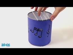 Tuto Fabriquer Une Guitare Avec Une Boite De Conserve Hellokids Instrument De Musique Bricolage Instrument De Musique Instrument Musique Enfant