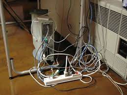 テレビ裏の配線収納 お困りではないですか またパソコンや電話 スマホの充電器 他にはコピー機などで どうしても増え続ける配線が 床にごちゃごちゃになっていませんか たこ足配線になっていると 火事になる心配もありますし 床が散らかった雰囲気になります