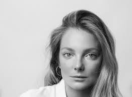 Born 11 may 1987) is a hungarian model who rose to prominence after placing 4th in the elite model look 2002 and is known for her work with dutch photography team inez van lamsweerde and vinoodh matadin. Mihalik Eniko Nemzetkozi Topmodell Unicef