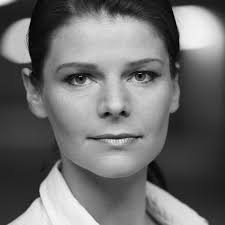 Tinka kurti (born 17 december 1932) is an albanian actress. Tinka Kleffner Sensemble De