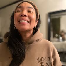 👋🏽 it's been a minute since I've introduced myself and I see new faces  here so I thought I would take a minute to re-introduce myself 🎶 Hi, I'm  Tiffany, esthetician &