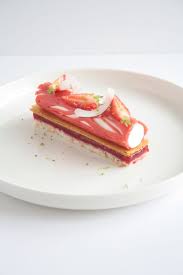 Petits Entremets Fraise Coco Religieuse Et Tarte Catin Desserts A L Assiette Recette Entremet Gateau Individuel