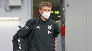 Der trainer des fc bayern münchen berichtete am sonntag von. Fc Bayern Thomas Muller Nach Coronainfektion Bei Klub Wm Im Mondanzug In Munchen Gelandet Eurosport