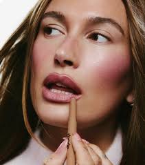 Hailey Bieber para o Peptide Lip Shape, novo lápis de boca da Rhode Skin. ✨