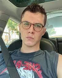 Carrie Ossmo's Instagram, Twitter & Facebook