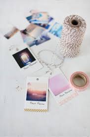 Fabriquer Une Guirlande De Photos Avec De La Cordelette Et Du Masking Tape Diy Photo Gift Tags Etiquette Cadeau Craft Diy Photo