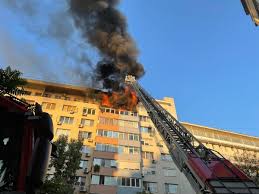 În aceste mometne acţioneaza 15 autospepciale de stingere a incenddiului. Cytw0inax46oam
