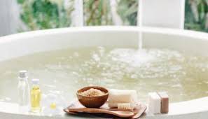 Badewanneneinlage für eine schöne große badewanne ist etwas tolles in der eigenen wohnung oder dem eigenen zu hause. Richtig Baden In Der Badewanne Stylejournal