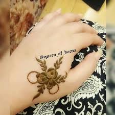 These mehndi tattoo patterns are easy to make as they look unique as compare to traditional mehndi designs for hands. Mehndi Designs Queen