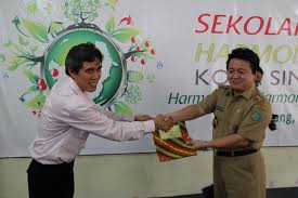 Dengan kurikulum yang diterapkan berorientasi untuk mencetak generasi yang berkarakter pemimpin, berfikir logis ilmiah, memiliki lifeskill dan bakat yang terasah, berjiwa entrepreneur, serta cinta. Singkawang Canangkan Sekolah Harmoni Hijau Mongabay Co Id