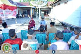 Teori komunikasi adalah penting kepada masyarakat kerana ianya akan akan menjadi asas pembentukan sosial diantara individu. Febriza Luwu Jalin Komunikasi Serap Aspirasi Bangun Untuk Kepentingan Masyarakat