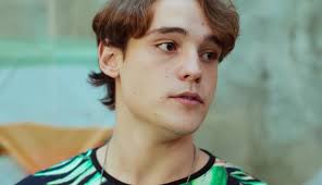 Thiago quebra a cara ao tentar chegar em Jaqueline