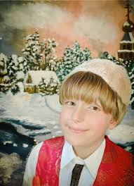 Agranda la puerta, Padre Porque no puedo pasar; La hiciste para los niños,  Yo he crecido a mi pesar. Sí no me agrandas la puerta, Achícame por piedad;  Vuélveme a la edad