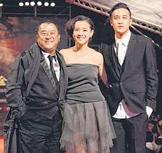 Born 14 april 1953) is a hong kong actor, film director, producer, and television host, best known for hosting the variety show super trio series on the hong kong television network tvb over 18 years. æ›¾å¿—ä¼Ÿä¸€å®¶ä¸‰å£6å¹´åŽé‡'é©¬åŒå° ä¼˜1å'¨ Uweekly