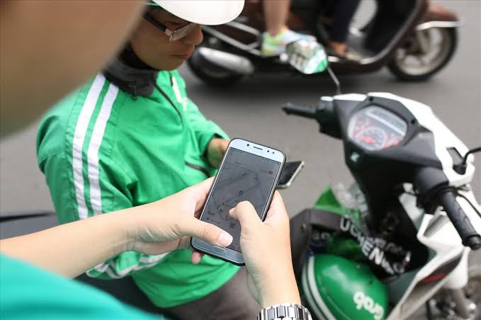Khách hàng sử dụng ứng dụng Grab trong hành trình trải nghiệm dịch vụ số
