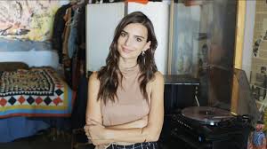 73 Questions Answered By Your Favorite Celebs Emily Ratajkowski Speaks Gaelic Eats Cow Tongue And Talks Presidential Ambitions Emily Ratajkowski Emily Ratajkowski Vogue This Or That Questions