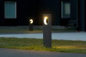 Les luminaires solaires de jardin sont des lampes solaires autonomes qui se déclinent sous toutes les formes au même titre. Luminaire Exterieur Design 30 Lampes De Jardin Modernes