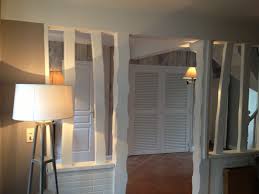 Zoom Sur Separation Des Deux Pieces Entree De La Maison Cloison En Colombage Et Mur De Brique Peint En Blanc Authentique Et Ancienne Mai Home Home Decor Decor